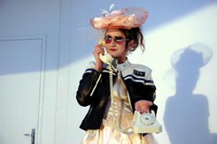 Cinq filles couleur p&ecirc;che :: Virginie Meisterhans