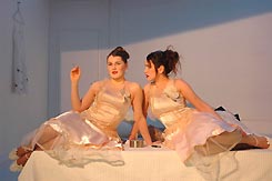Cinq filles couleur p&ecirc;che :: Barbara Tobola et Virginie Meisterhans
