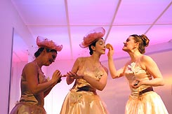 Cinq filles couleur p&ecirc;che :: Genevi&egrave;ve Pasquier, Caroline Althaus et Barbara Tobola