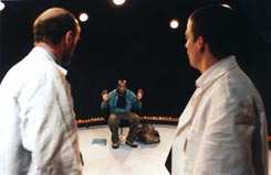 Bleu orange - Dr Robert Smith (Pierre Banderet), Christopher (Alexandre Ogou) et Bruce (Frank Semelet)